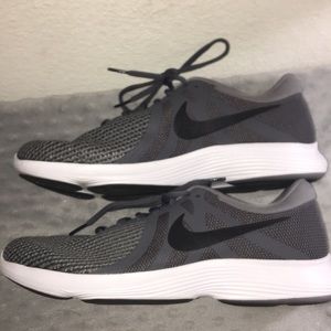 Men’s Nike Revolution 4 sneakers. NWOT